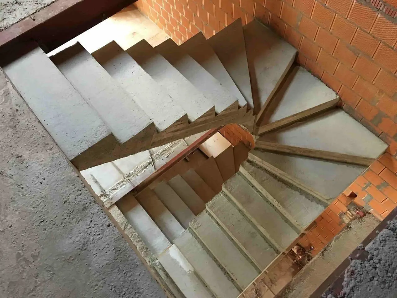 Маршевая бетонная лестница фото