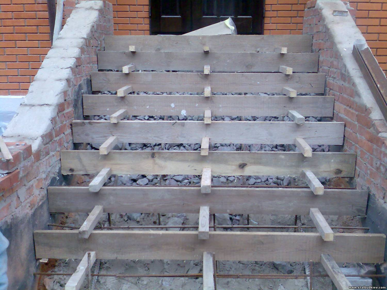 Устройство опалубки для бетонной лестницы