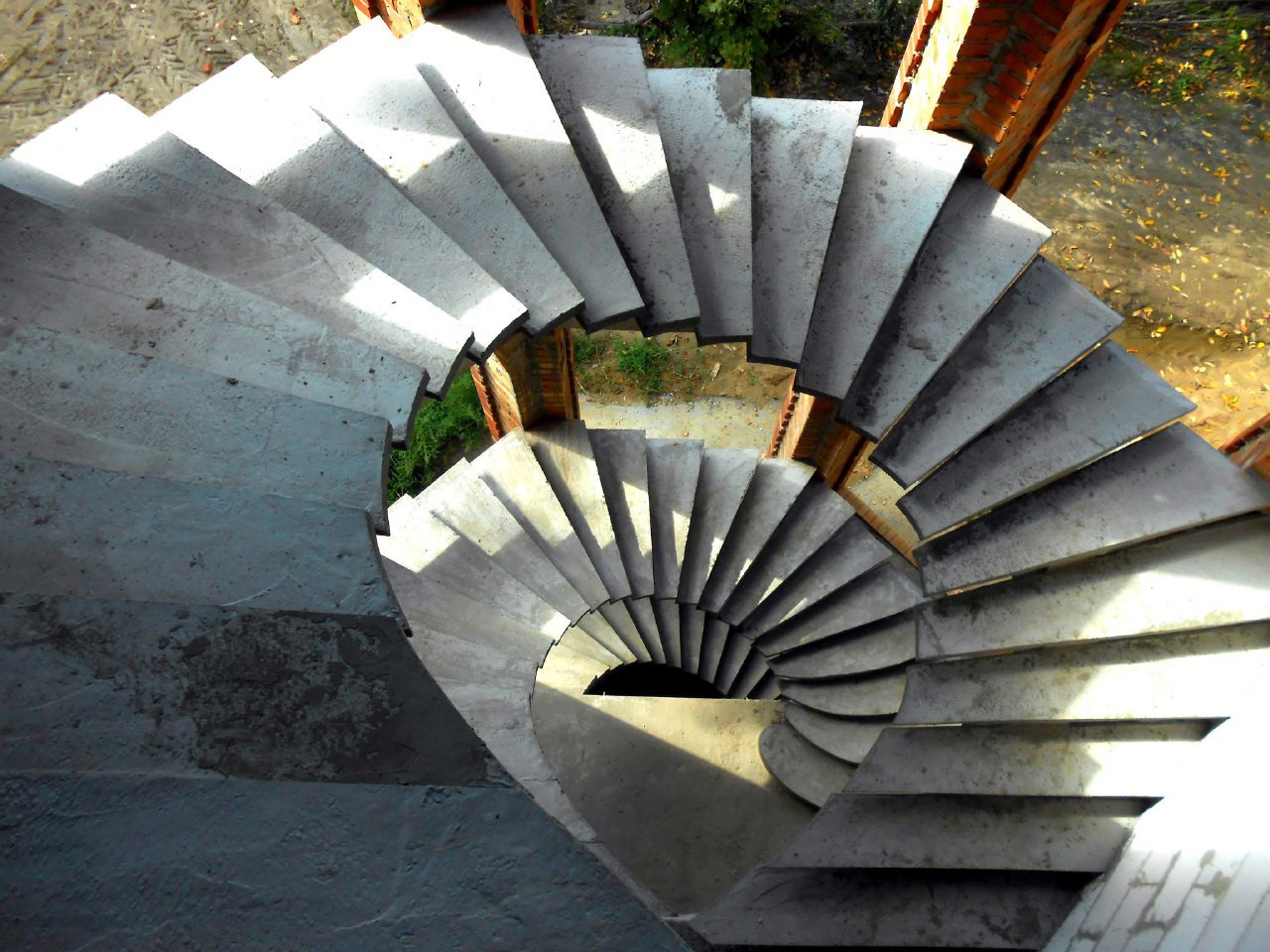 Винтовая бетонная лестница фото