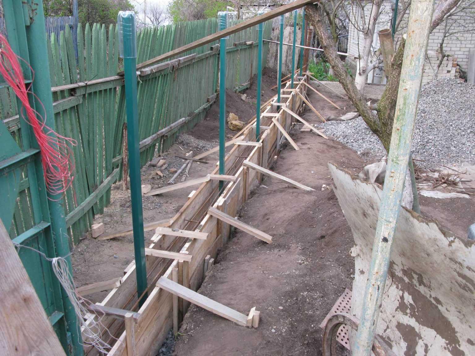 Заливка фундамента под забор в Казани